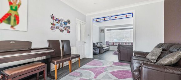 4 bedrooms House in Barnet, United Kingdom No. 6481 8