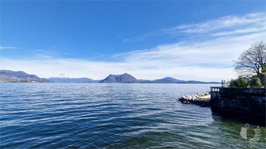 15 rooms Building in Stresa, Italy No. 214102