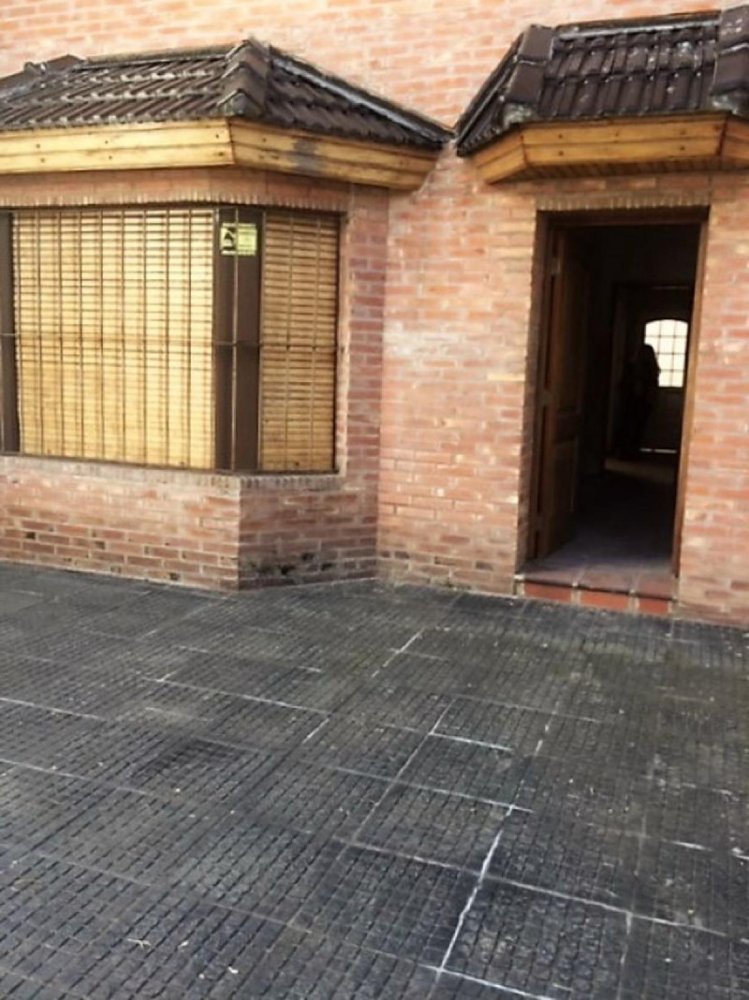 3 bedrooms House in Lanus, Argentina No. 6193