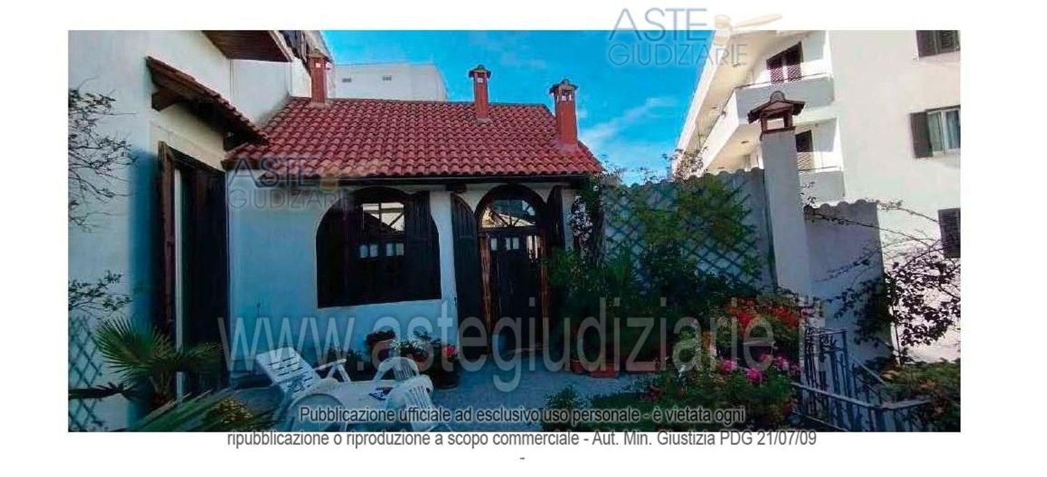 6 rooms Apartment in Palo del Colle, Italy No. 259843