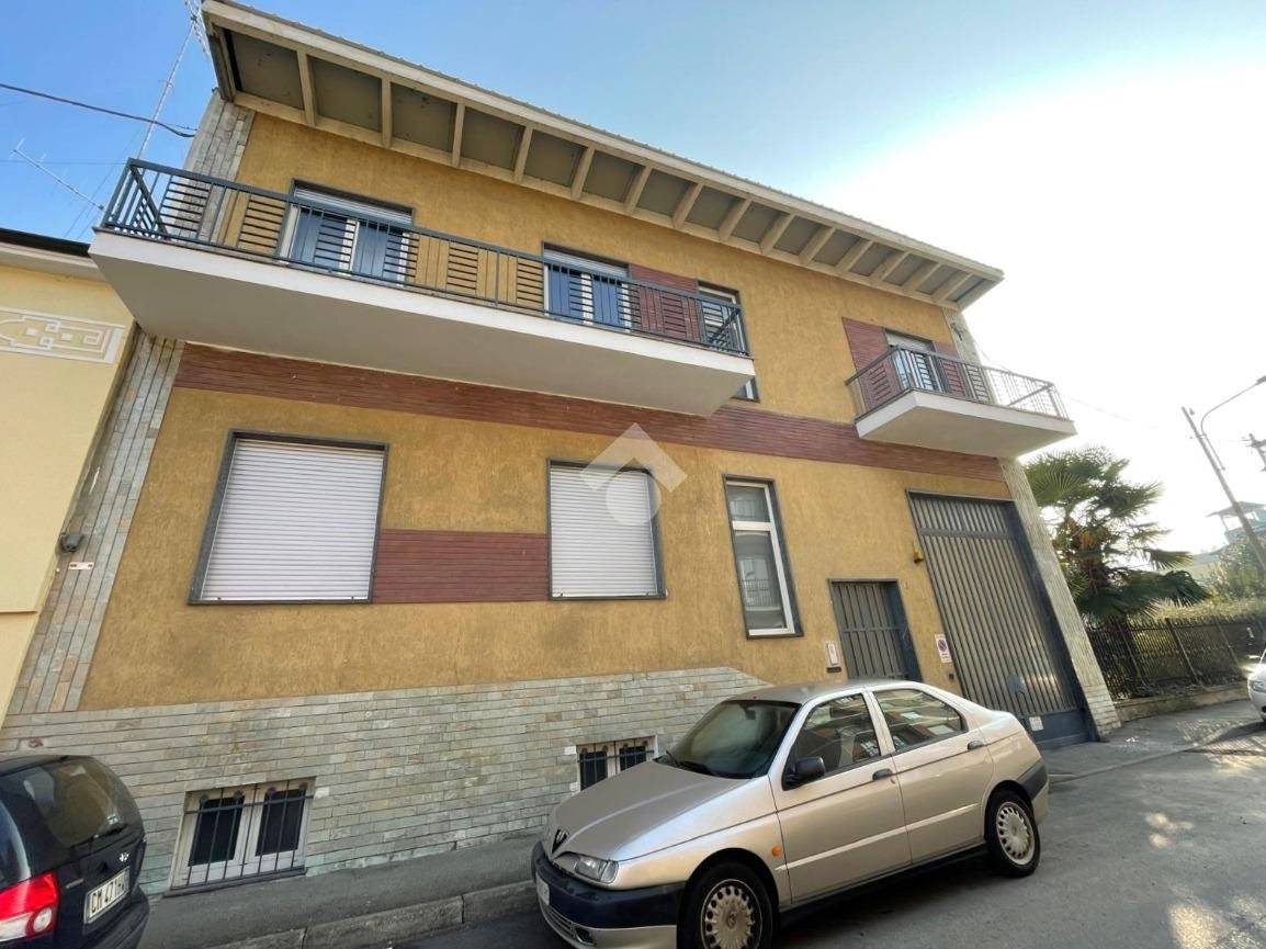 5 rooms Building in Chivasso, Italy No. 72922