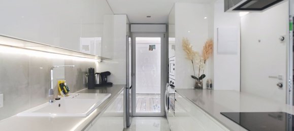 Apartamento de 3 dormitorios en Estepona, Spain No. 147565 3