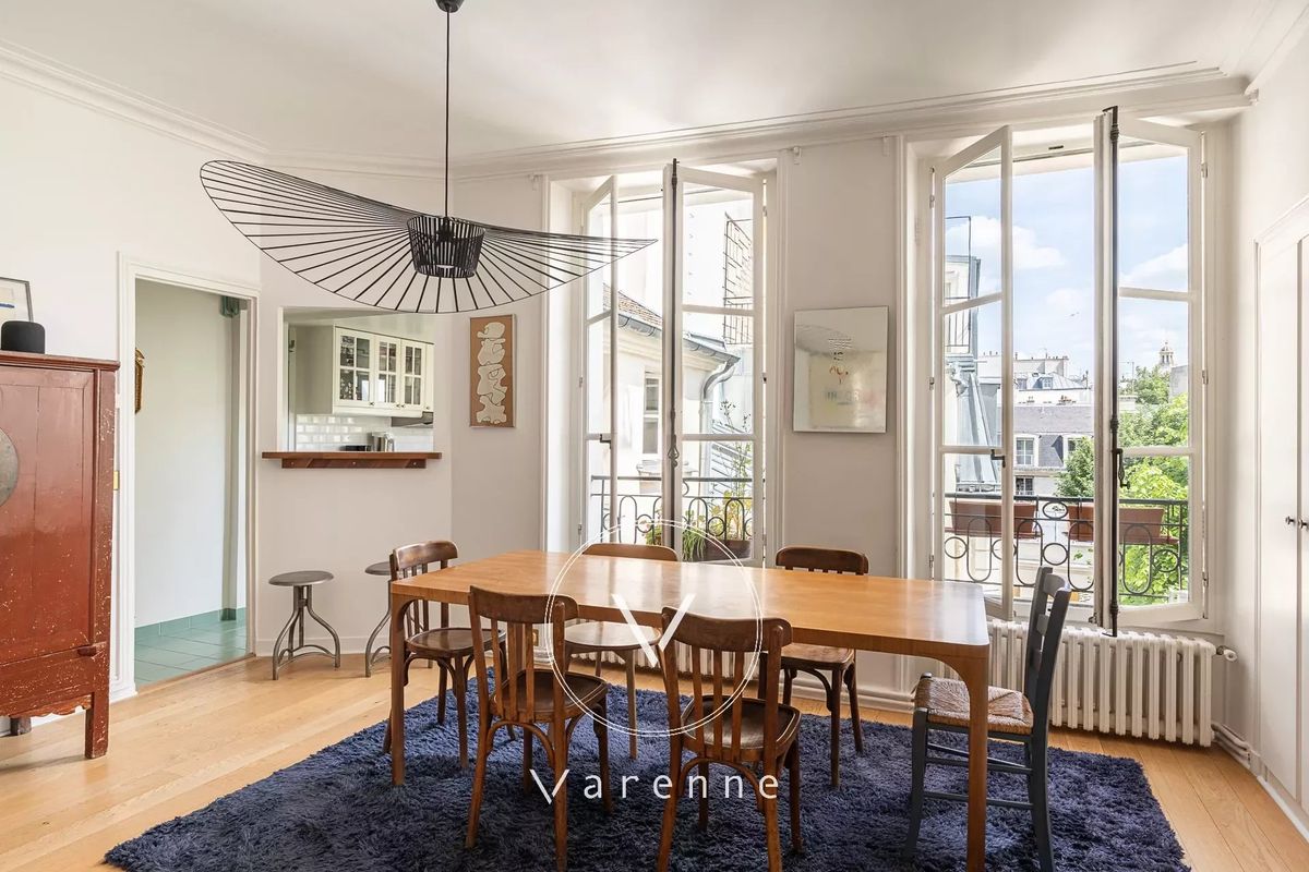 3 bedrooms Apartment in Paris, France No. 178034