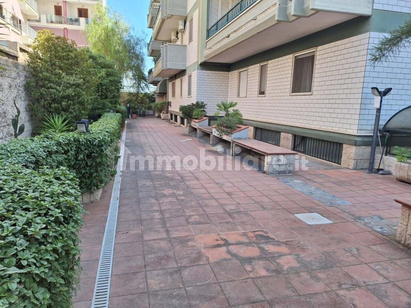 377m² Office in Andria, Italy No. 342980