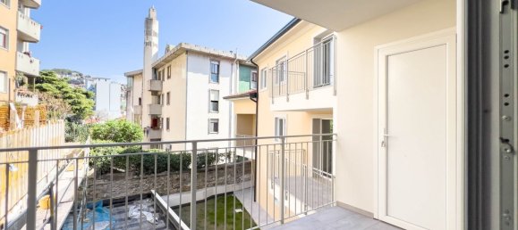 2 bedrooms Apartment in Trieste, Italy No. 304157 3