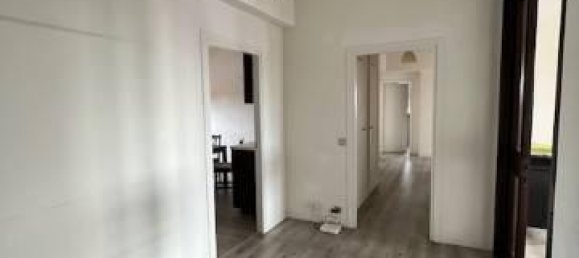 5 rooms Apartment in Modena, Italy No. 137975 3