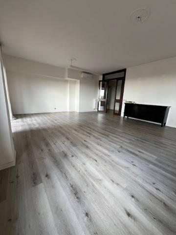 5 rooms Apartment in Modena, Italy No. 137975