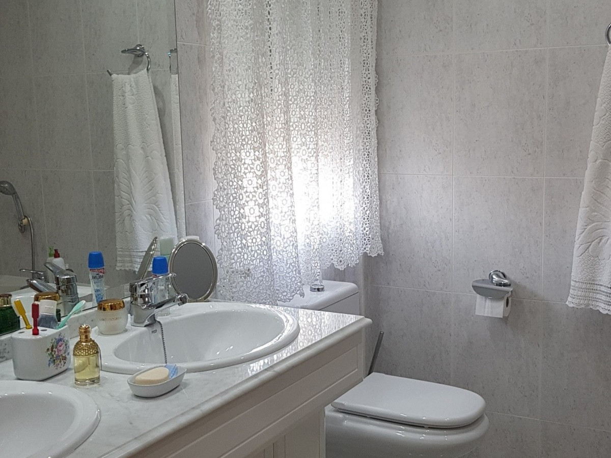 5 bedrooms Villa in Marbella, Spain No. 102787