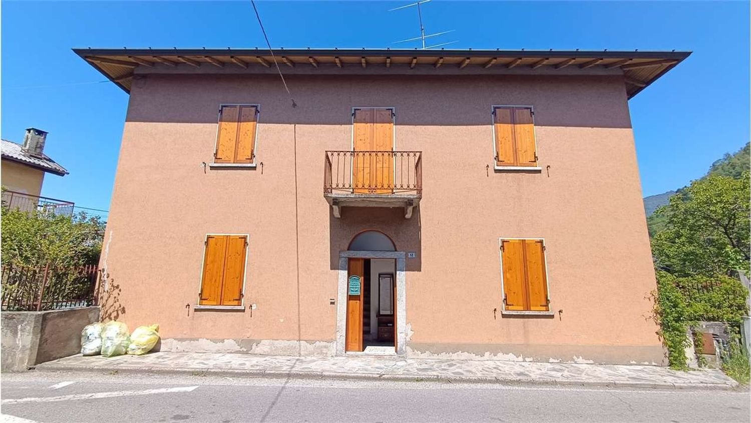 8غرفة منزل في Sangiano, Italy رقم 334215