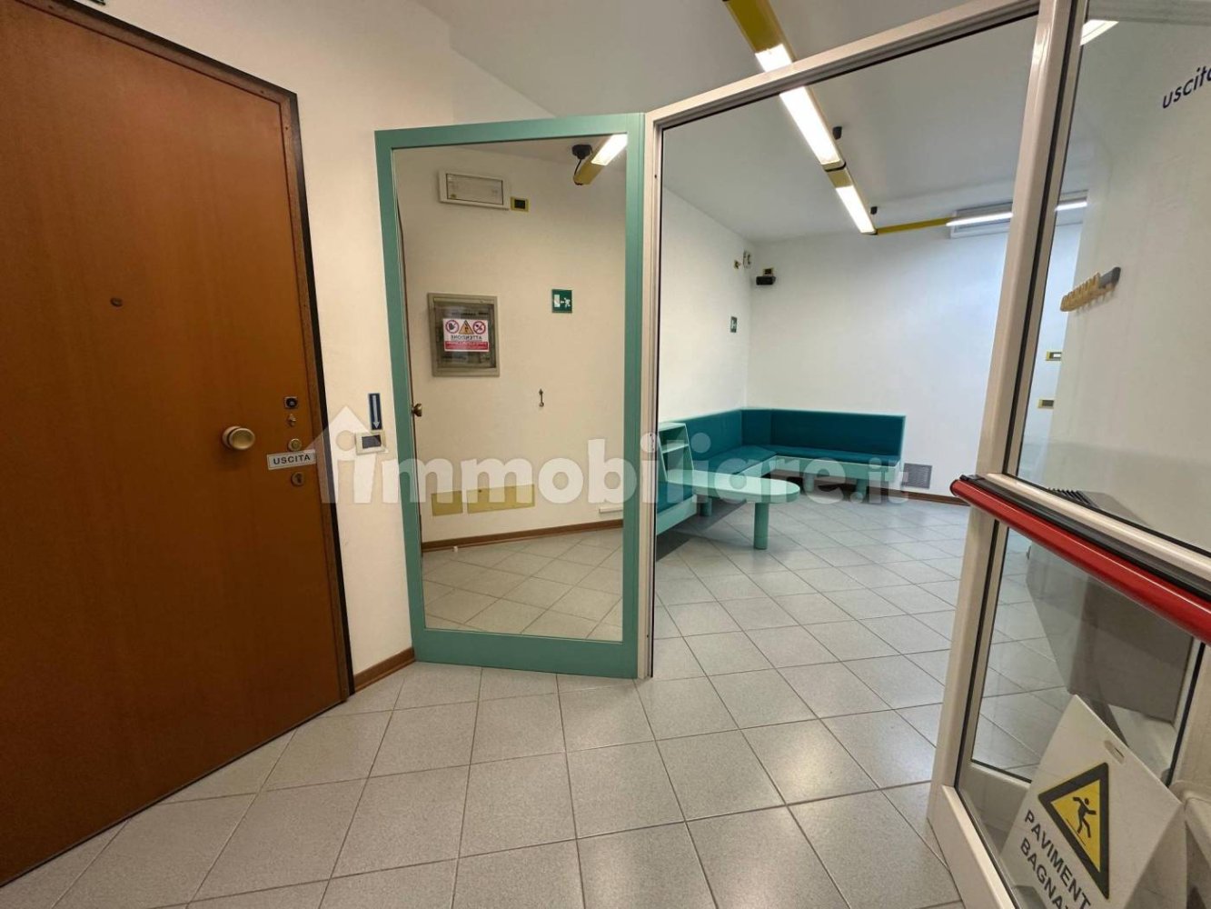 Oficina de 5 habitaciónes en Udine, Italy No. 23677