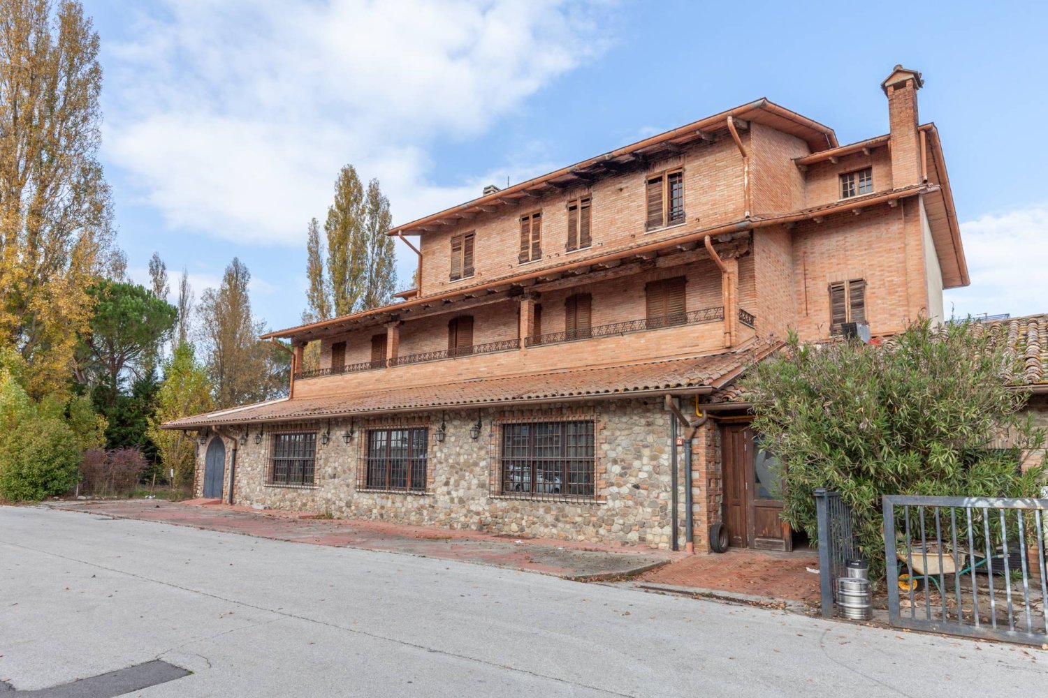 Edificio de 14 habitaciónes en Città della Pieve, Italy No. 229763