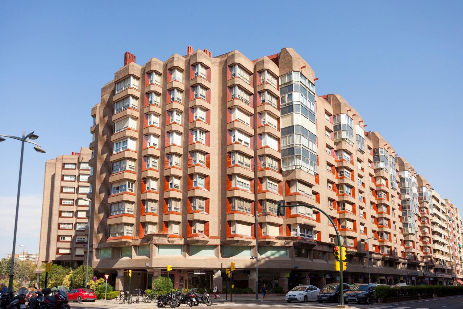Apartamento de 4 dormitorios en Zaragoza, Spain No. 66754