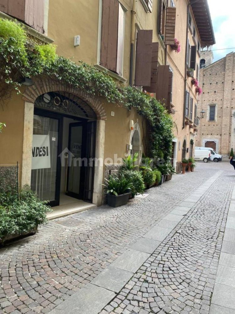1 room Commercial property in Salò, Italy No. 288098