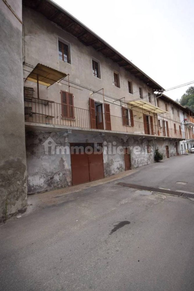 Bâtiment à Prato Sesia, Italy 350m² No. 332910