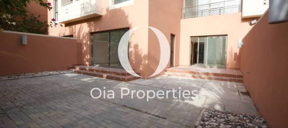 4 bedrooms Villa in Abu Dhabi, UAE No. 97649 2