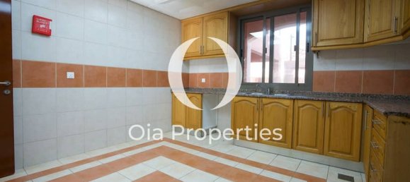 4 bedrooms Villa in Abu Dhabi, UAE No. 97649 6