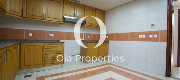 4 bedrooms Villa in Abu Dhabi, UAE No. 97649 7