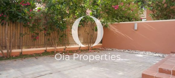 4 bedrooms Villa in Abu Dhabi, UAE No. 97649 14