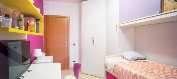 3 rooms Apartment in Bari, Italy No. 34368 2