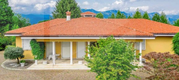 Villa de 15 habitaciónes en Bulciago, Italy No. 26160 11