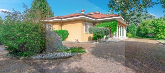 Villa de 15 habitaciónes en Bulciago, Italy No. 26160 20