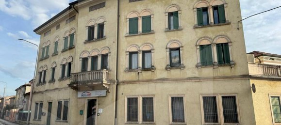 Oficina de 3 habitaciónes en Vicenza, Italy No. 19232 2