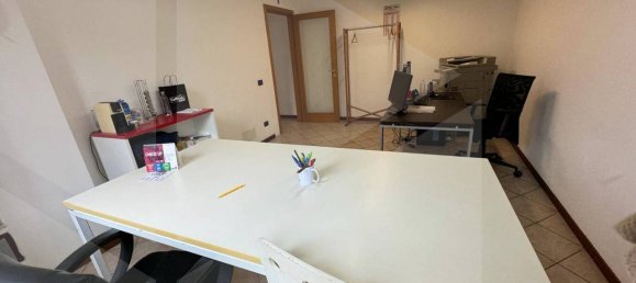 Oficina de 3 habitaciónes en Vicenza, Italy No. 19232 4