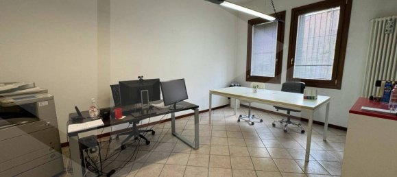 Oficina de 3 habitaciónes en Vicenza, Italy No. 19232 3