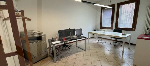Oficina de 3 habitaciónes en Vicenza, Italy No. 19232 5