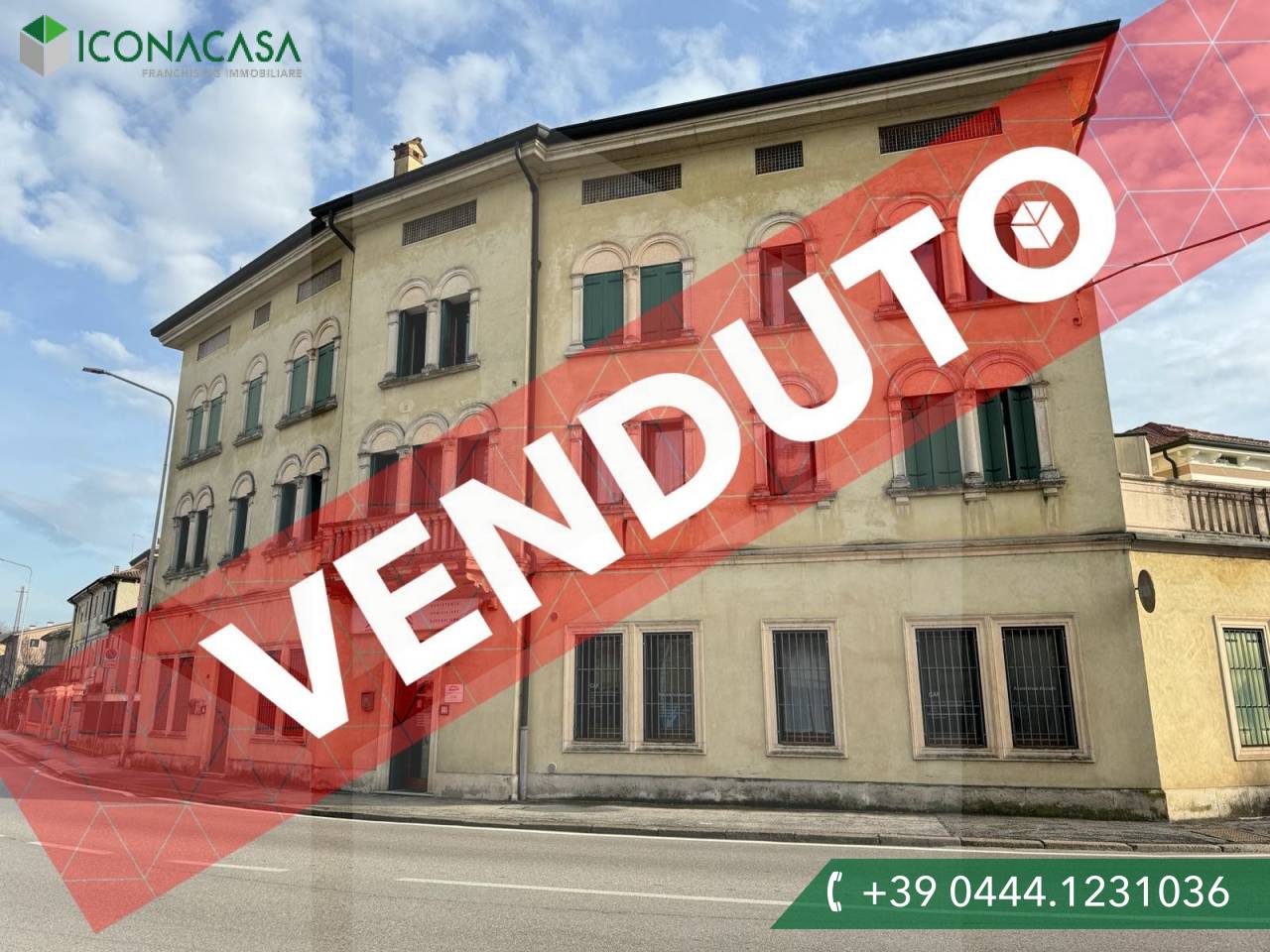 Oficina de 3 habitaciónes en Vicenza, Italy No. 19232