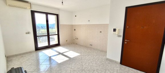 3 rooms Apartment in Montevarchi, Italy No. 52099 5