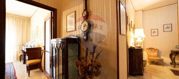 Apartamento de 4 dormitorios en Bari, Italy No. 334450 4