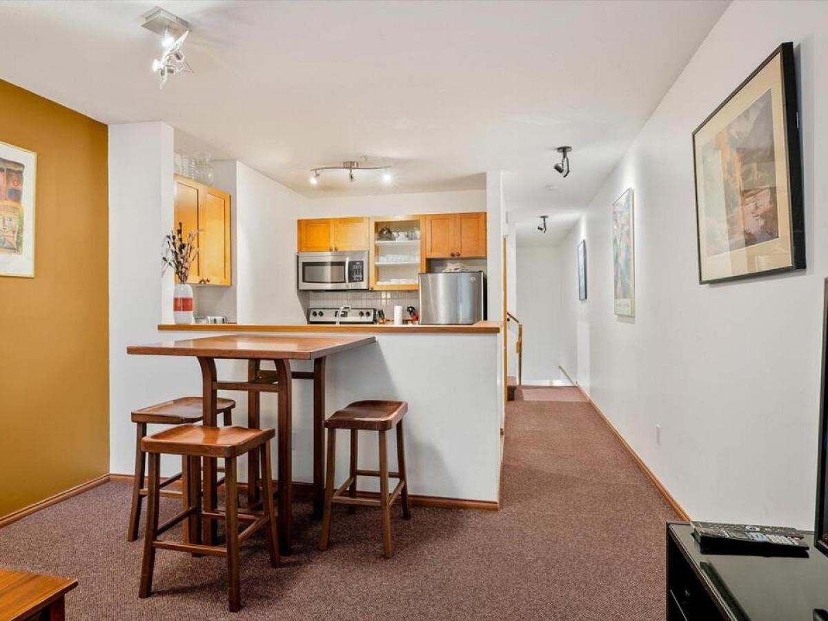 Studio in British Columbia, Canada No. 1180