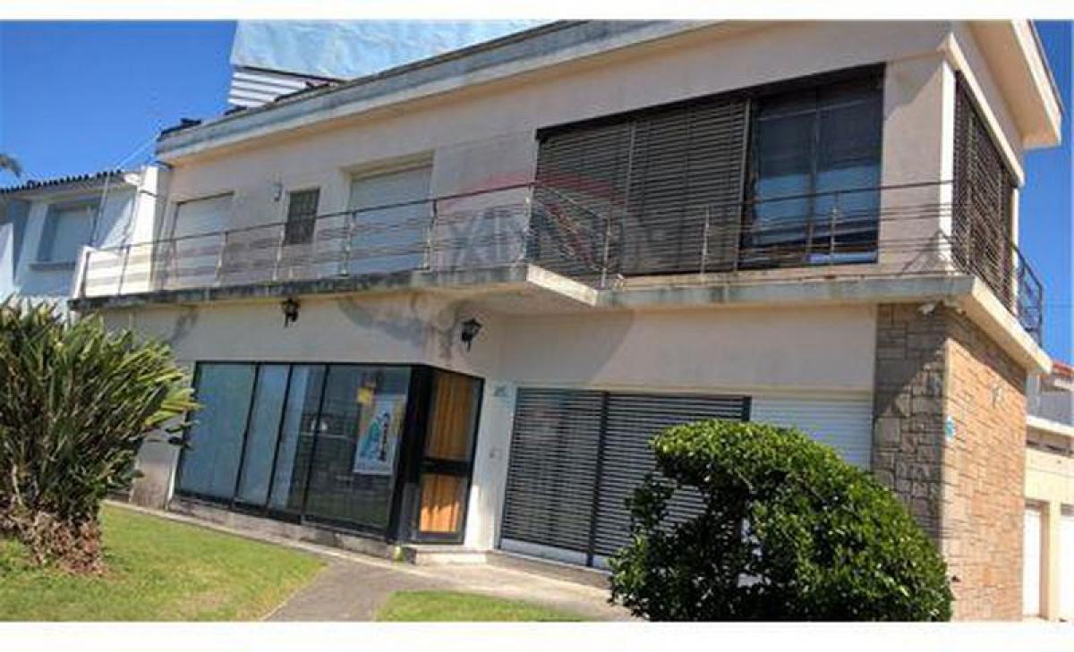 4 bedrooms House in Montevideo, Uruguay No. 5557