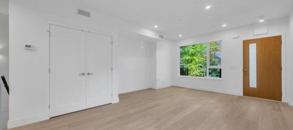 2 bedrooms House in British Columbia, Canada No. 1248 3