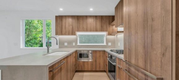 2 bedrooms House in British Columbia, Canada No. 1248 10