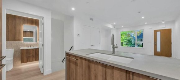 2 bedrooms House in British Columbia, Canada No. 1248 11