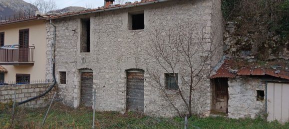 Casa de 3 habitaciónes en Barrea, Italy No. 104736 2