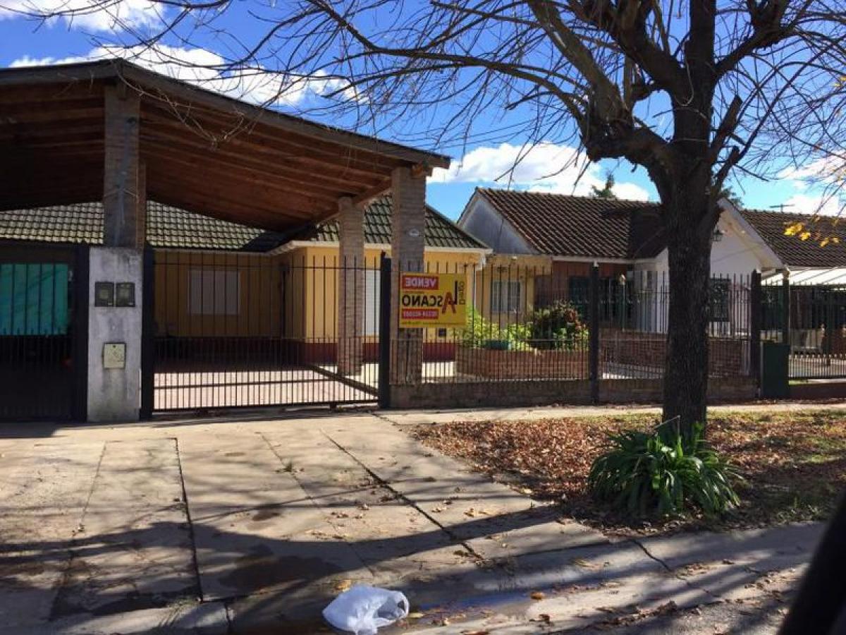 3 bedrooms House in Almirante Brown, Argentina No. 69473