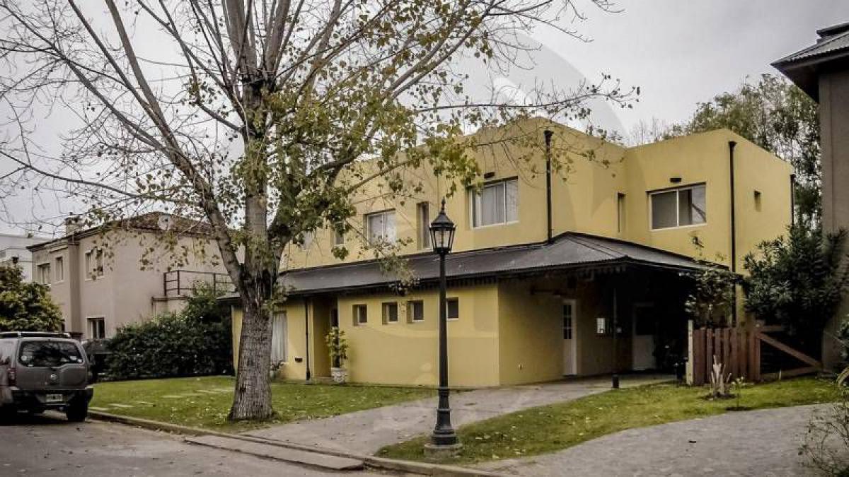 4 bedrooms House in Escobar, Argentina No. 102902