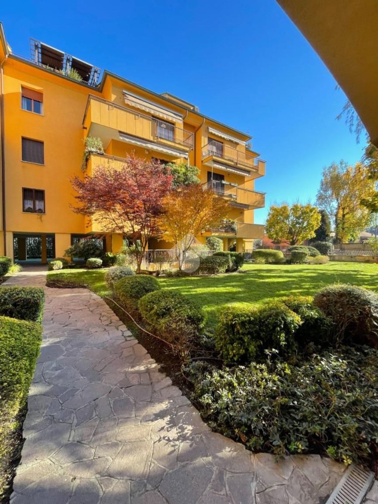 Gewerbliche Immobilie in Monza, Italy 89m², Nr. 338375