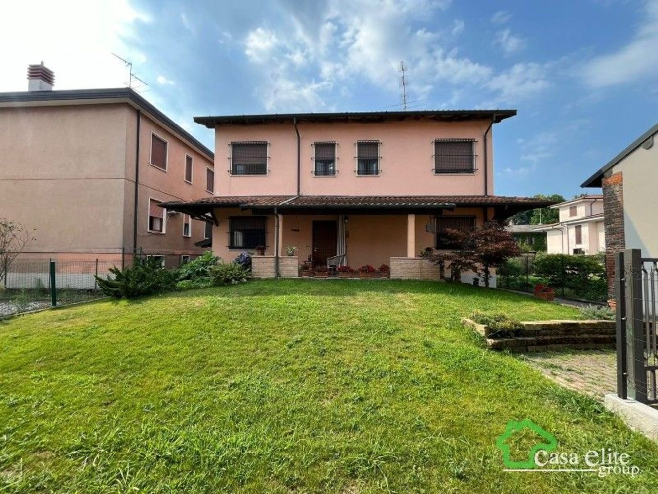 Villa de 5 habitaciónes en Vizzolo Predabissi, Italy No. 181158
