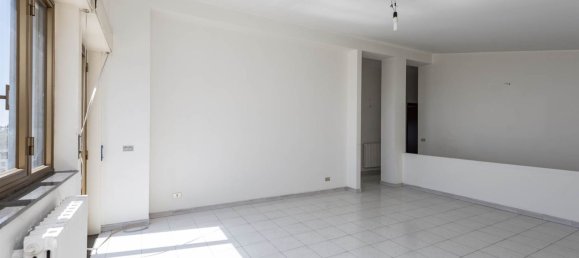 4-Zimmer Wohnung in Valverde, Italy, Nr. 293269 2