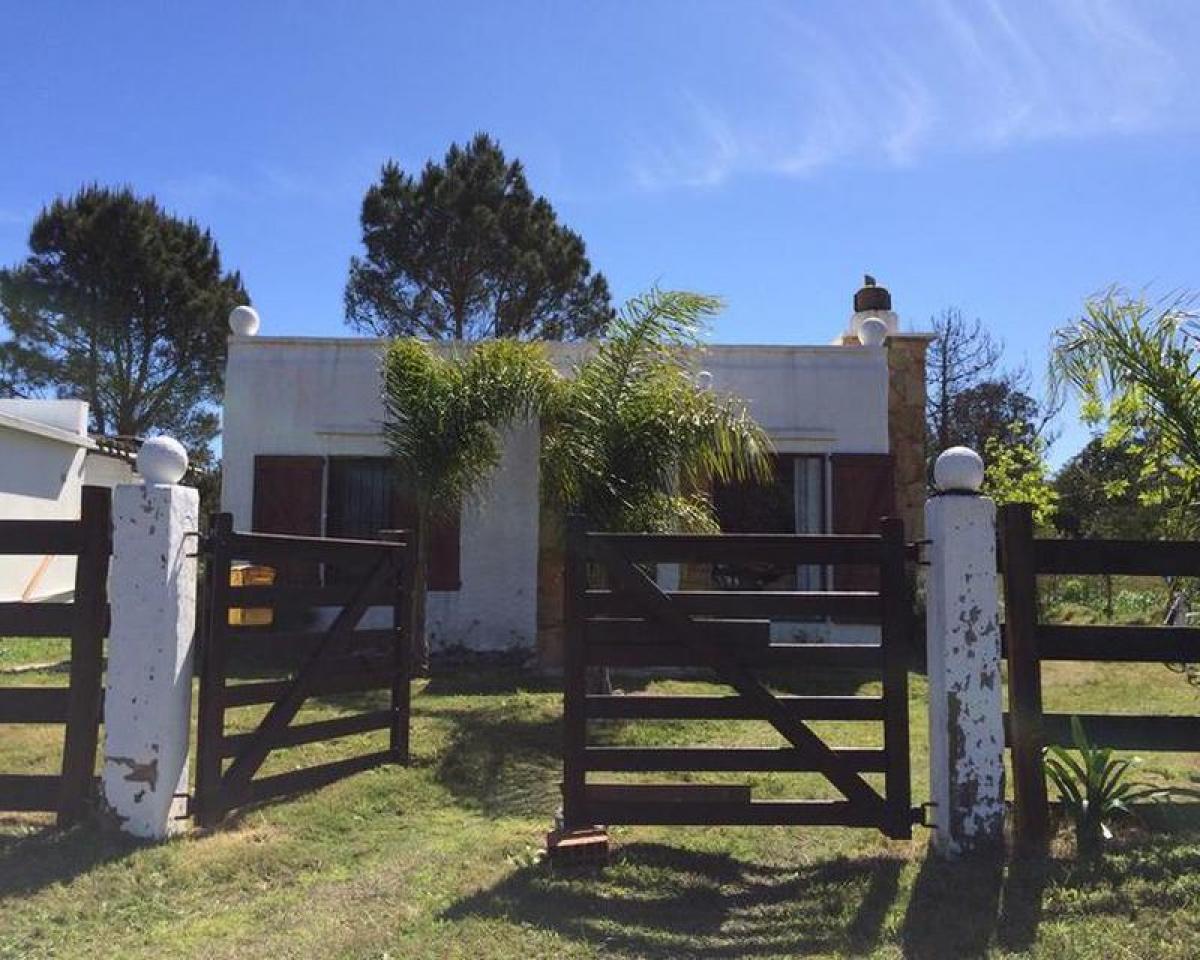 Casa de 2 dormitorios en Maldonado, Uruguay No. 5575