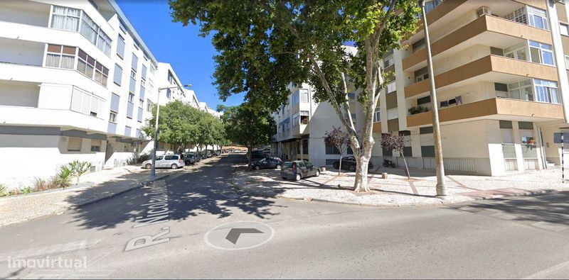 3 bedrooms Commercial property in Corroios, Portugal No. 305674