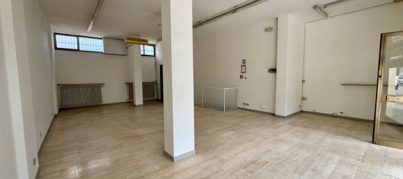 Gewerbliche Immobilie in Udine, Italy 121m², Nr. 311742 10