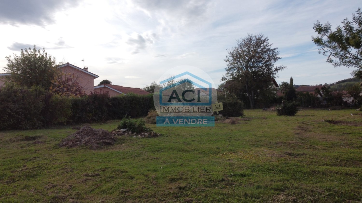 Terrain à Luzinay, France 725m² No. 108819