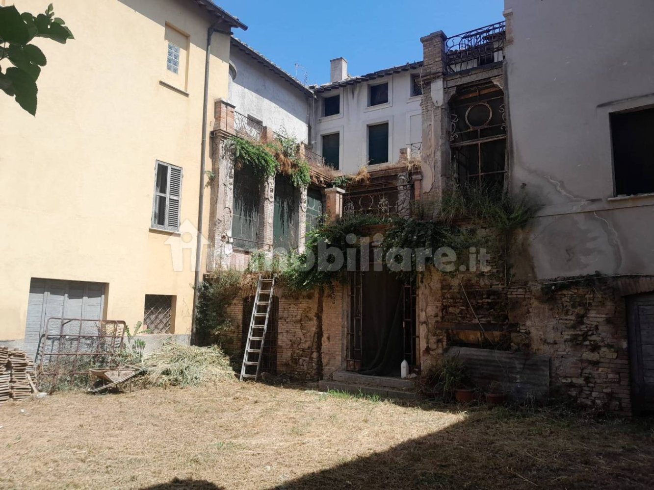 1520m² Building in Terni, Italy No. 286065