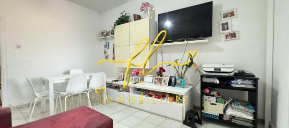 4-salle Appartement à Livorno, Italy No. 28870 3