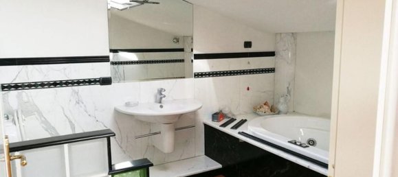 7 rooms Apartment in Carrara, Italy No. 47566 16